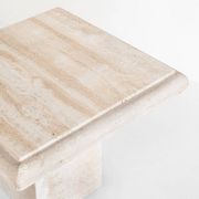 Table basse ou d'appoint vintage. Marbre travertin. Italie, années 80