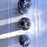 Trois petits pots bleus