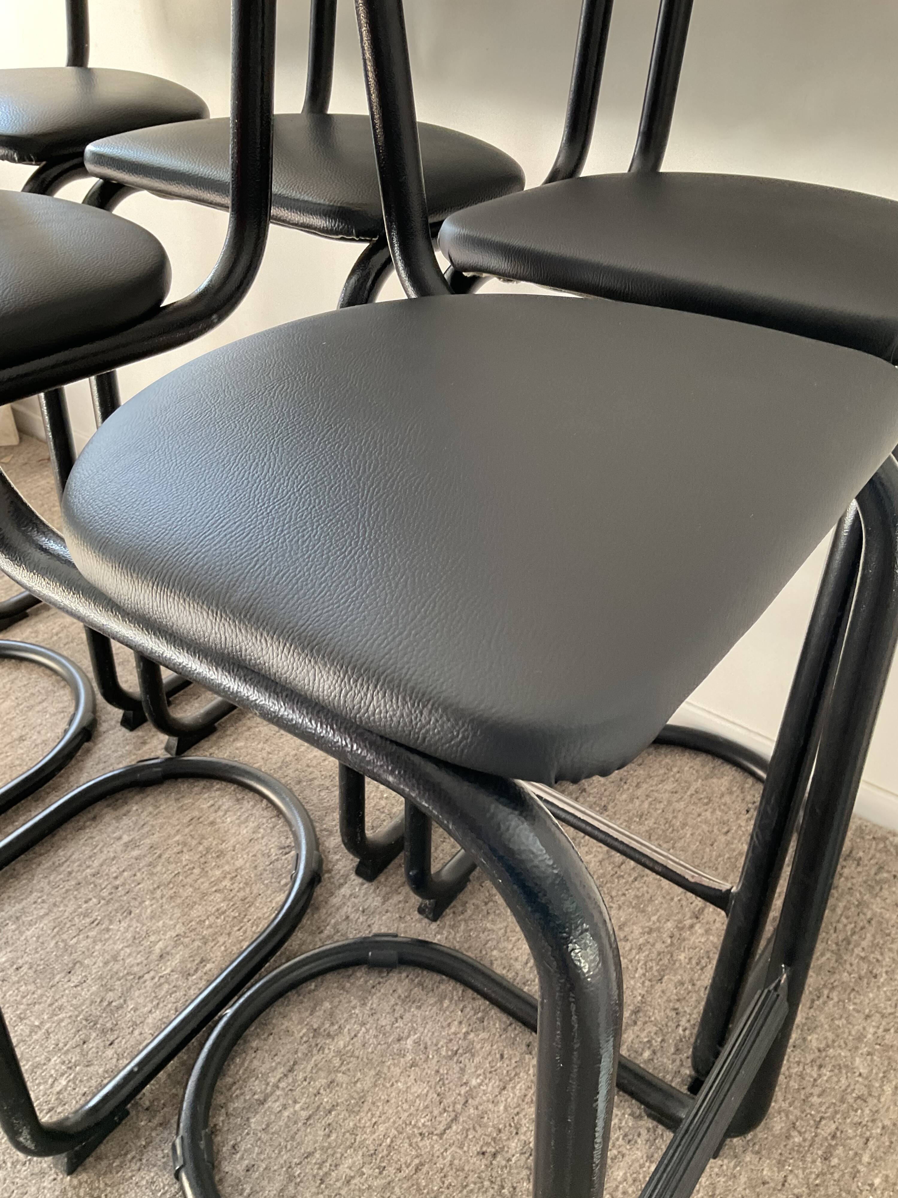 Série de 6 tabourets tubulaire et skaï, années 70- 80