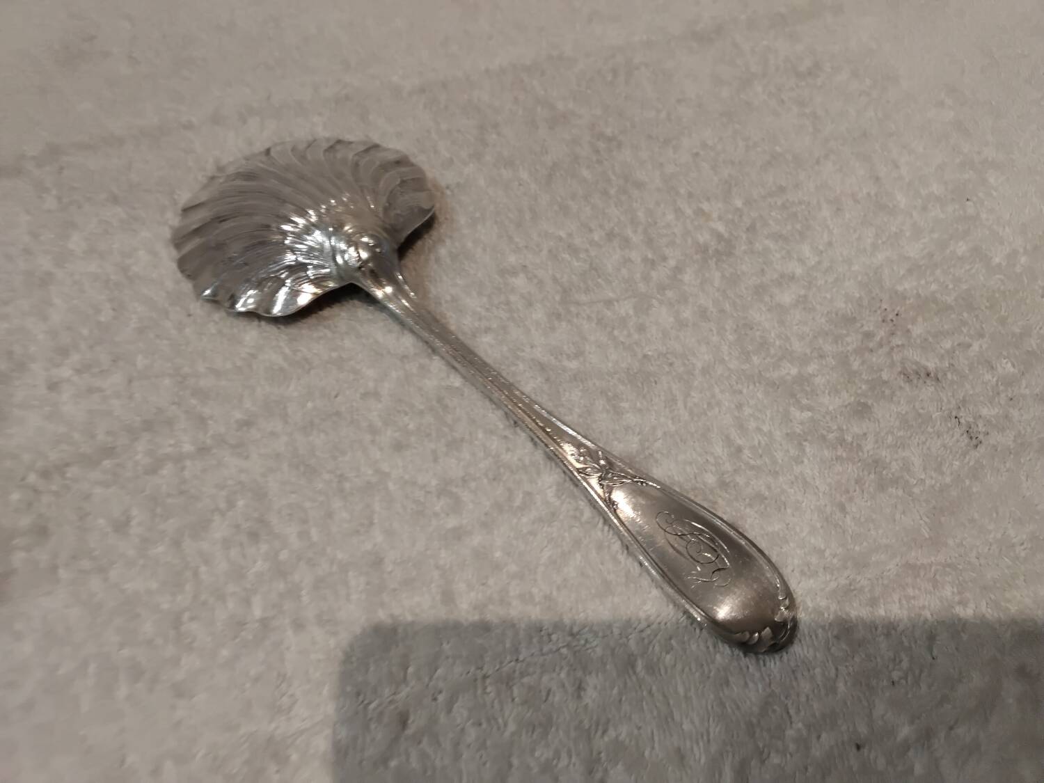 Silver-plated strawberry serving spoon, goldsmith Ercuis, laurels LXVI