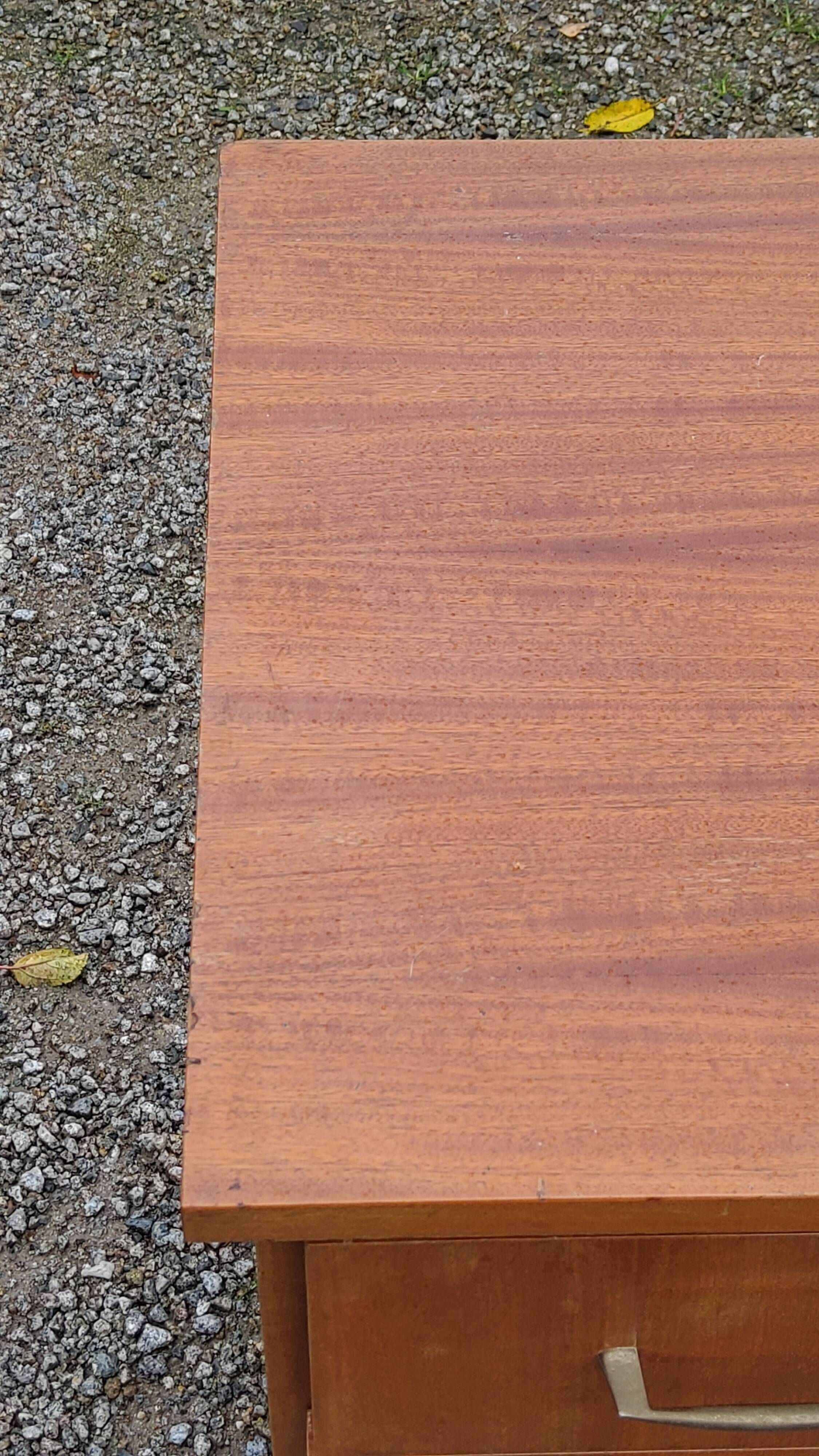 Chest of drawers from the 50s-60s in golden mahogany 4 drawers feet bobbin