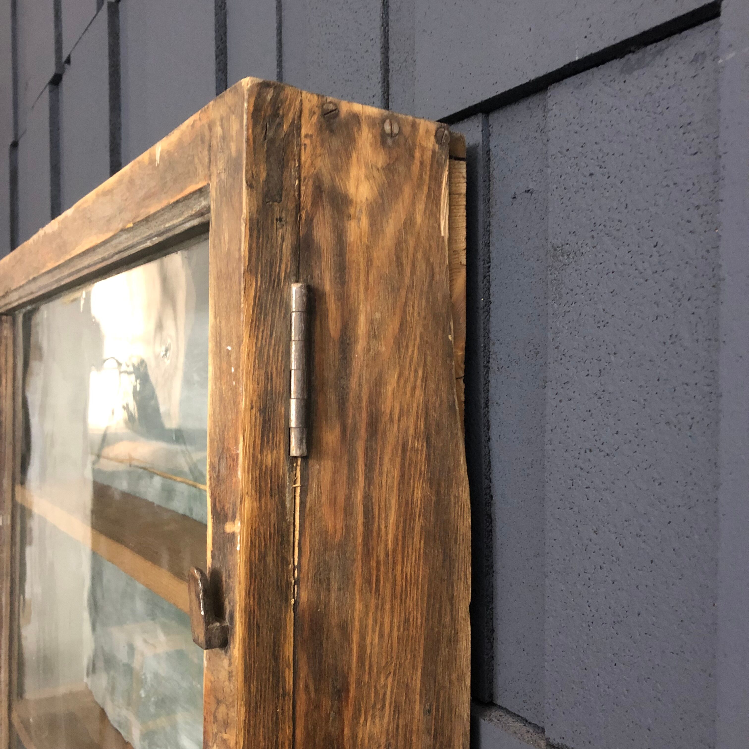 Ancienne vitrine de commerce en bois