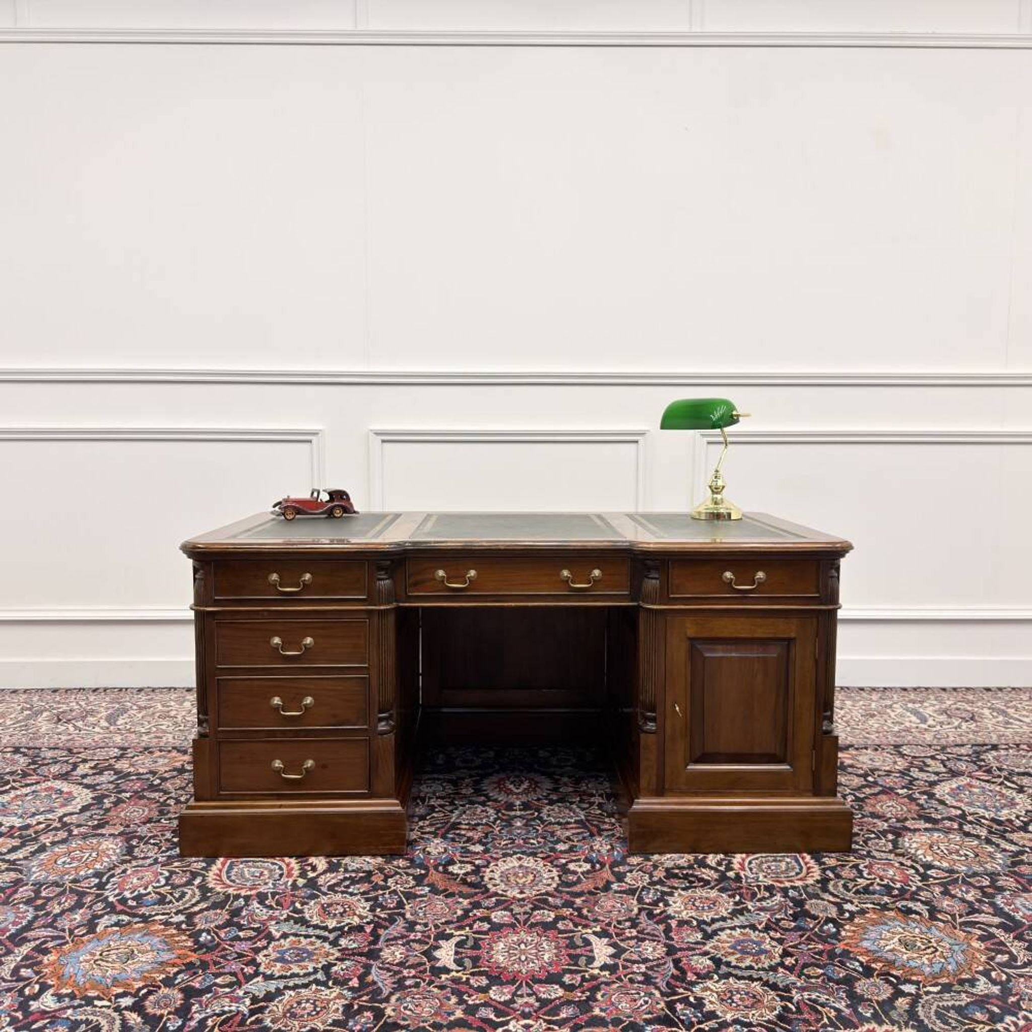 Bureau Chesterfield anglais classique avec panneau arrière