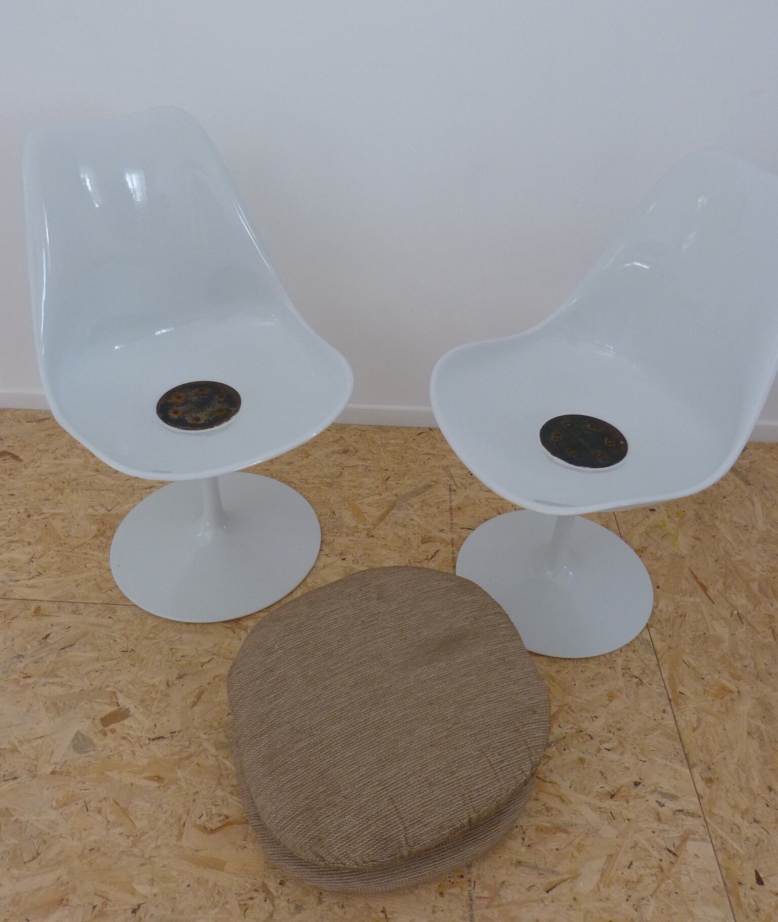 2 Tulip chairs by Eero Saarinen for Knoll International