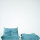Ensemble de fauteuil et pouf Togo en velours côtelé bleu clair.