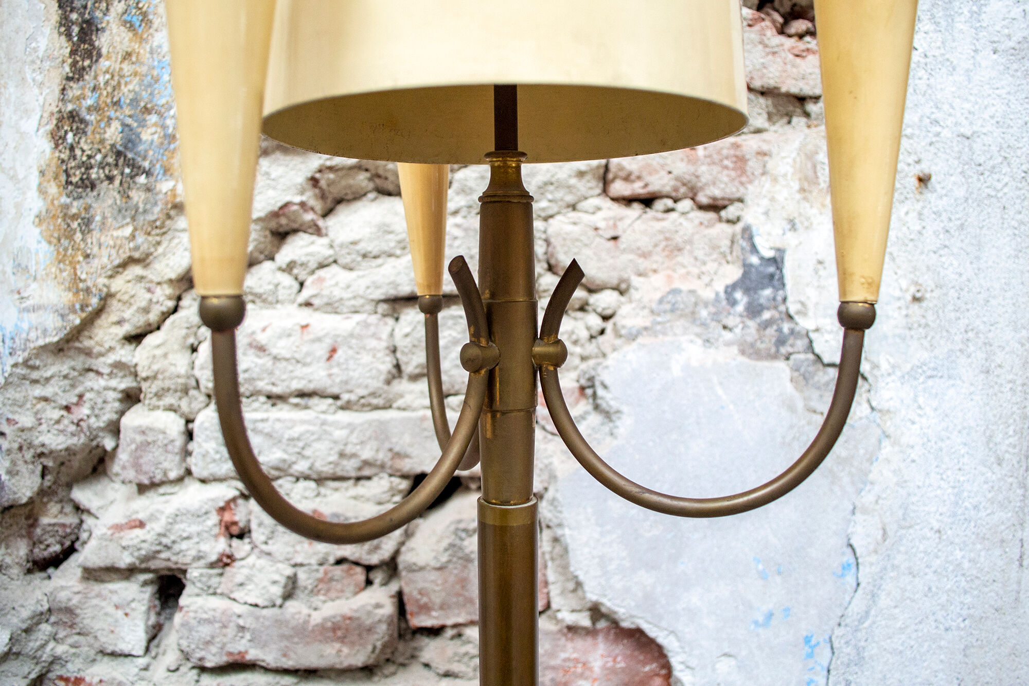 Floor lamp in brass and lacquered aluminum Italia Anni '50