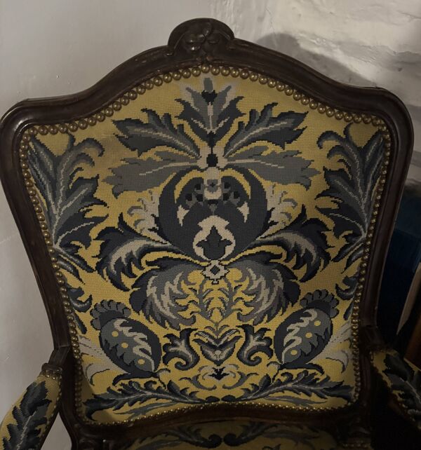 Fauteuil style Louis XV en hêtre – Tissu damassé jaune/bleu motif floraux.