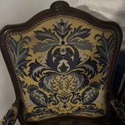 Fauteuil style Louis XV en hêtre – Tissu damassé jaune/bleu motif floraux.