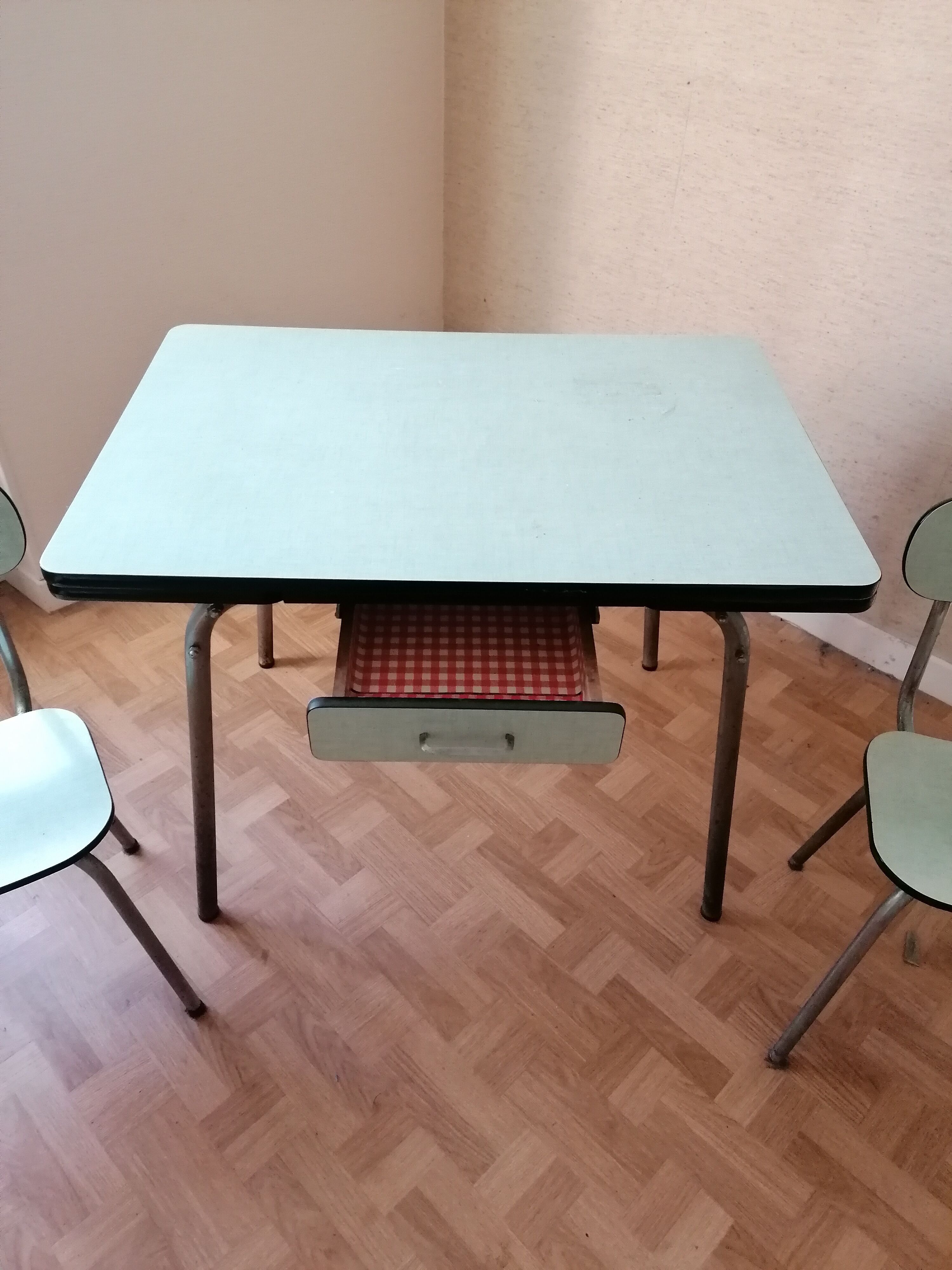 formica table and chairs