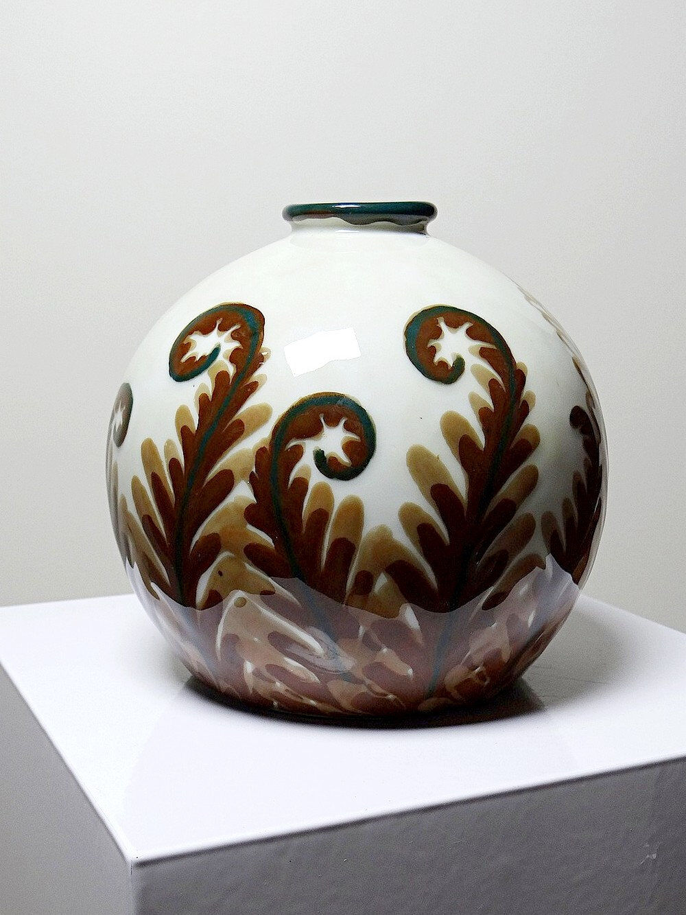 Small round porcelain vase Tharaud Limoges circa 1920-1940