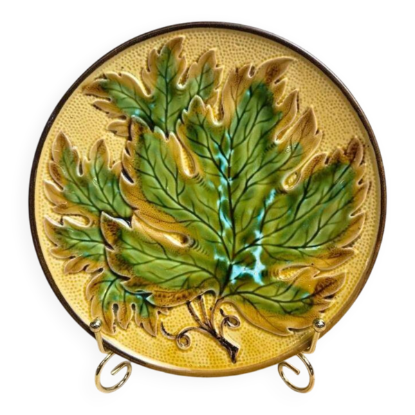 Assiette à dessert ancienne en barbotine – décor de feuilles en relief – jaune et vert