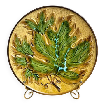 Assiette à dessert ancienne en barbotine – décor de feuilles en relief – jaune et vert