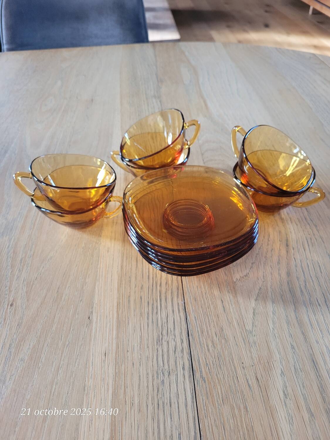 6 tasses et sous-tasses en verre ambré Vereco