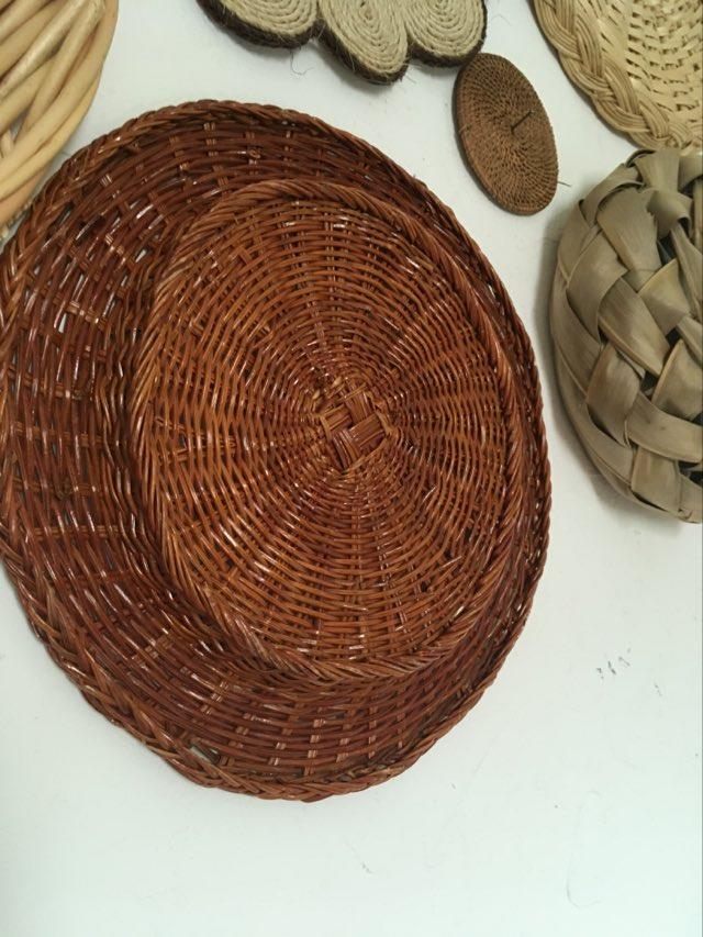 Composition murale de 6 corbeilles et plateaux en osier et corde.