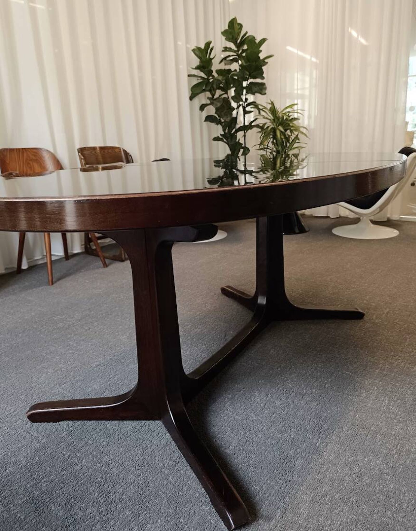 Extendable round table in Baumann style, black lacquered top, pedestal base.