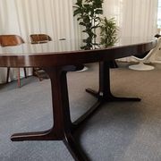 Extendable round table in Baumann style, black lacquered top, pedestal base.