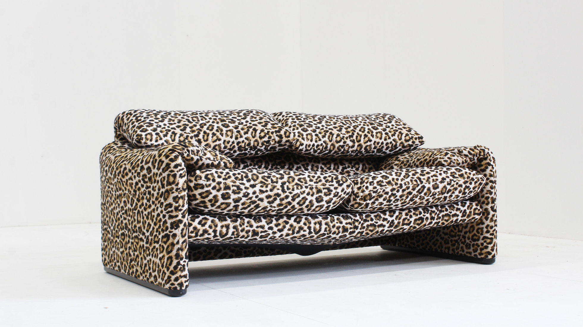 Canapé 2 places Cassina Maralunga par Vico Magistretti en tissu Jacquard Panther