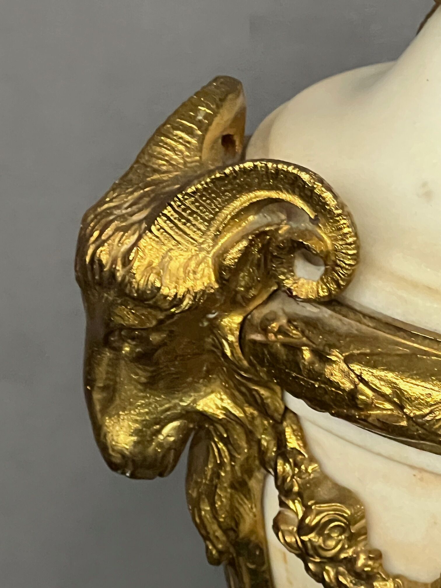 Paire de vases style Louis XVI. Marbre blanc et bronze doré.