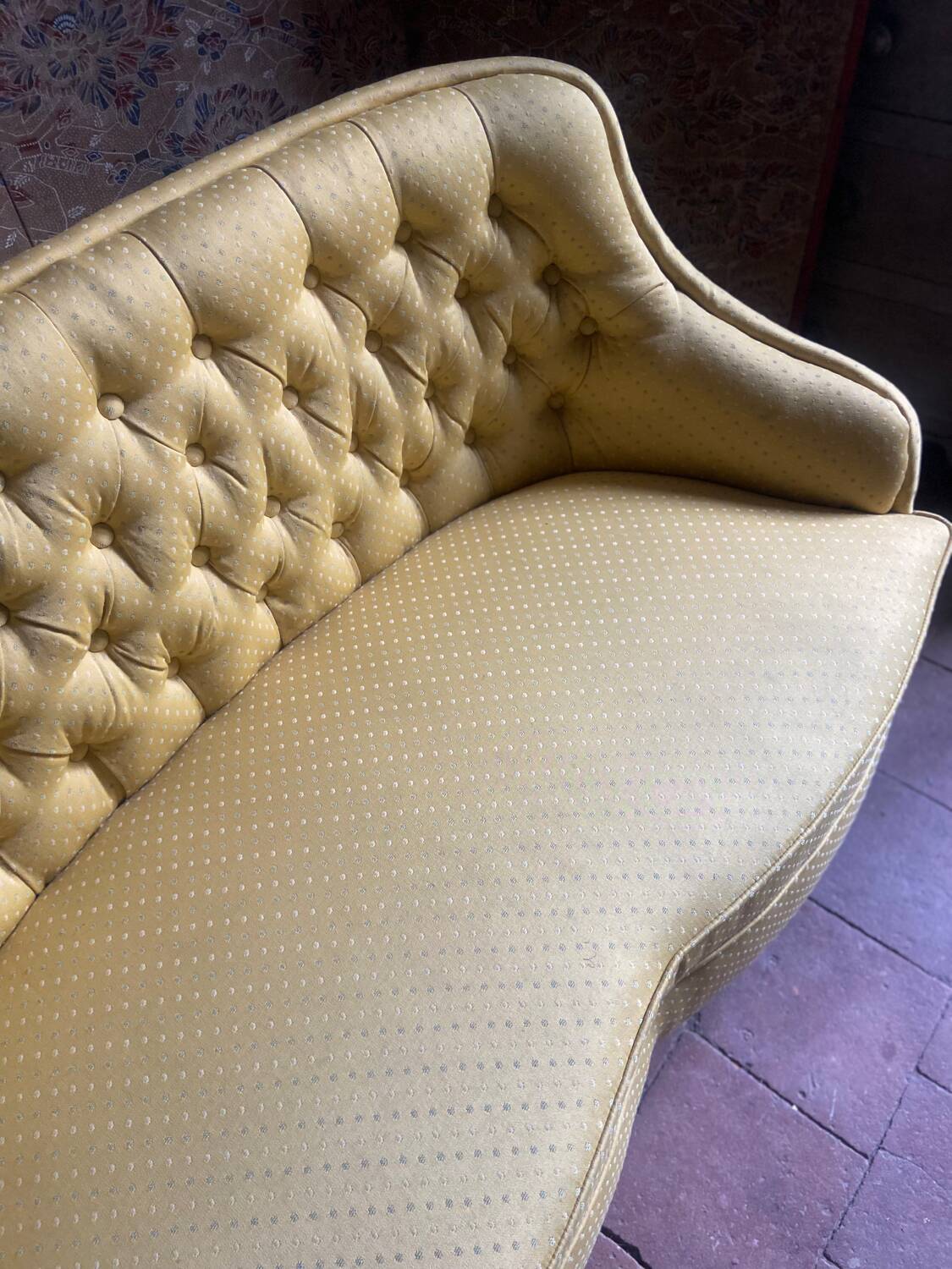 Small padded toad bench