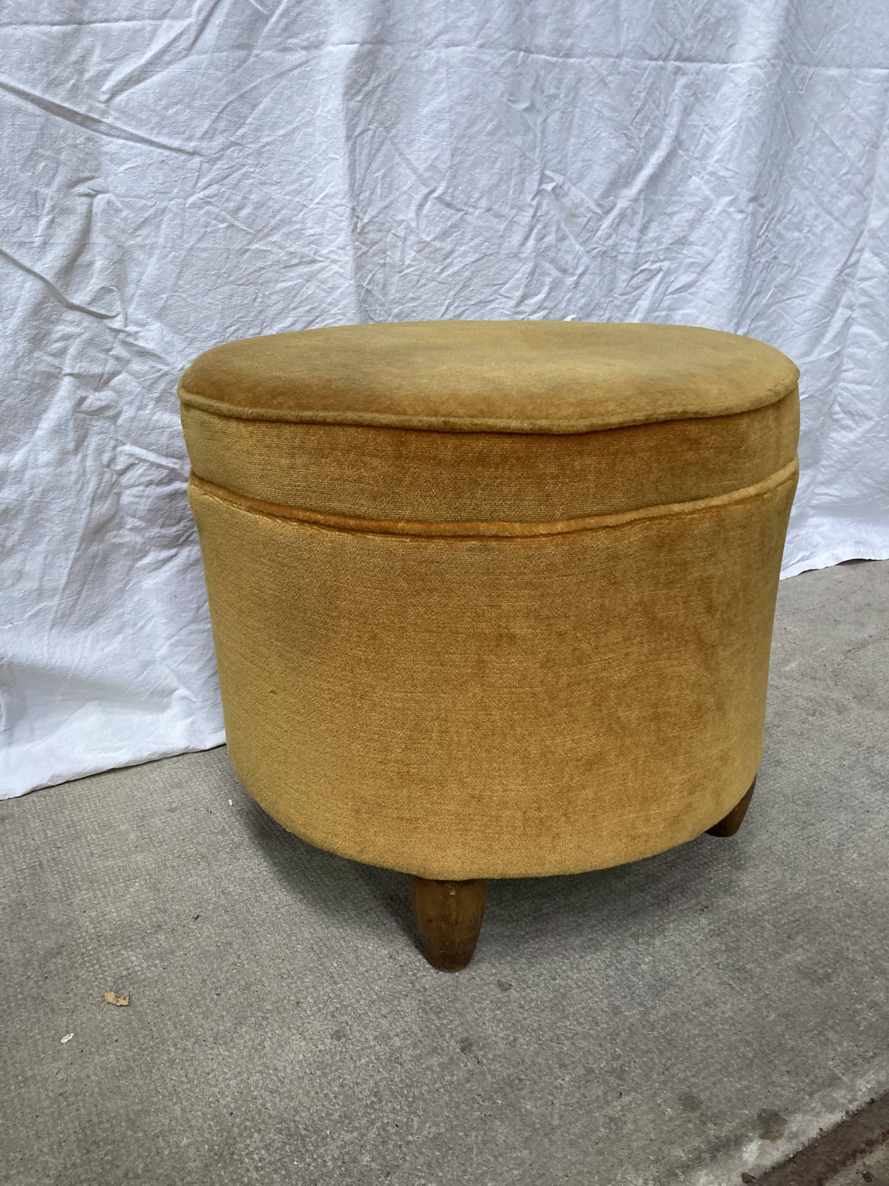 Ochre velvet pouf