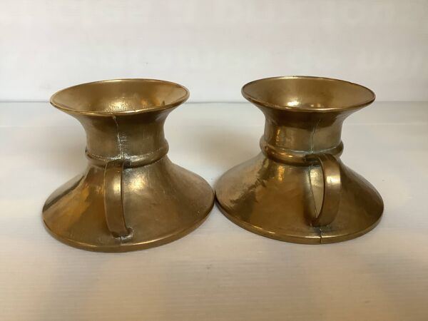 Paire de bougeoirs rat de cave pied tulipe bronze