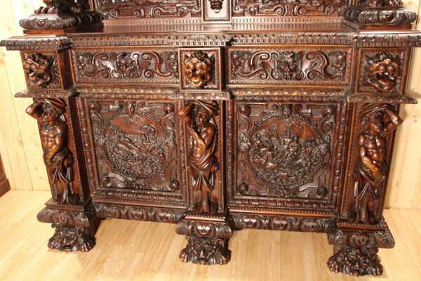 Buffet dressoir de château en noyer de style Renaissance XIXème