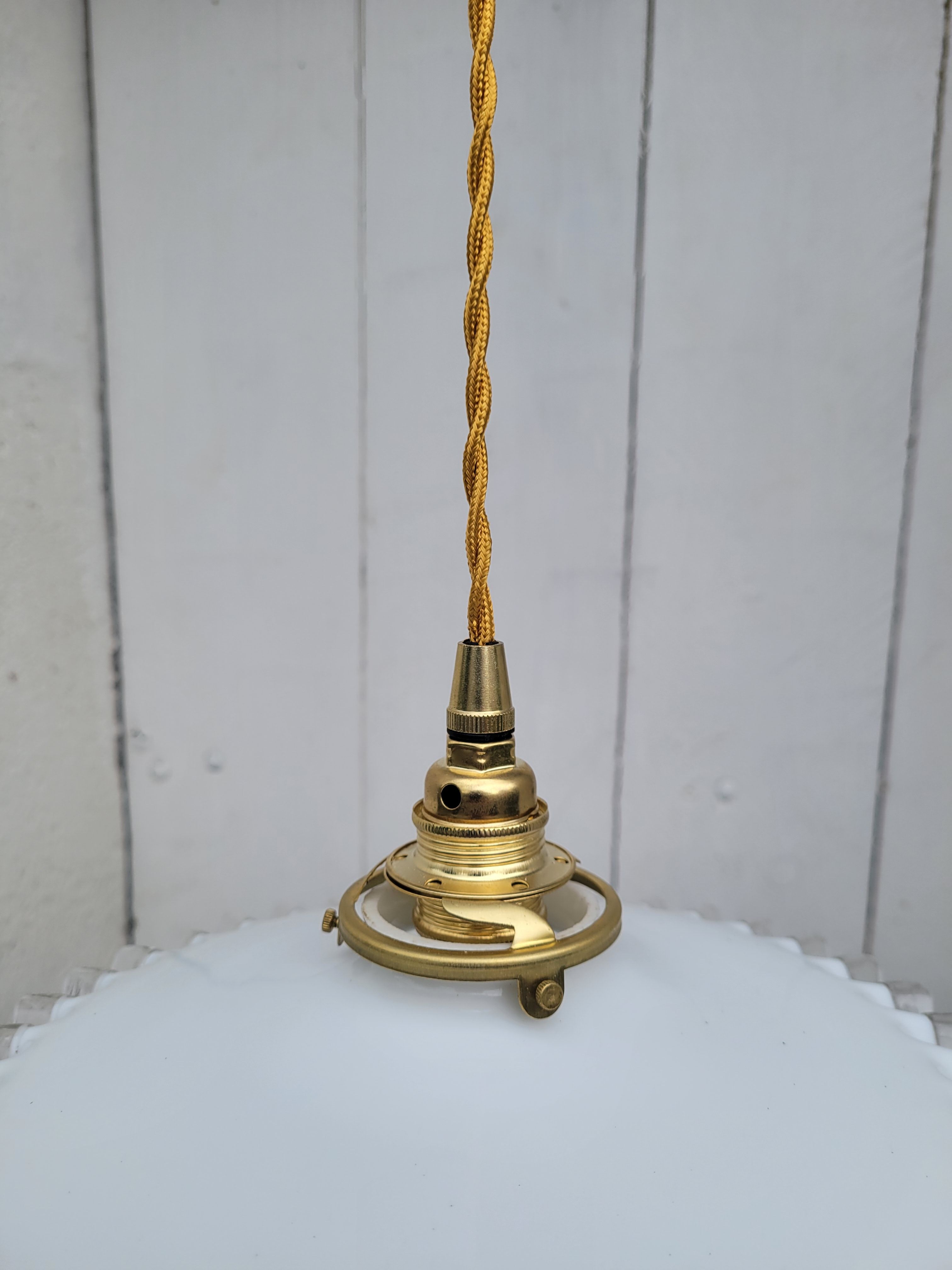 Serrated opaline suspension