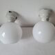 Duo d'appliques en opaline et porcelaine
