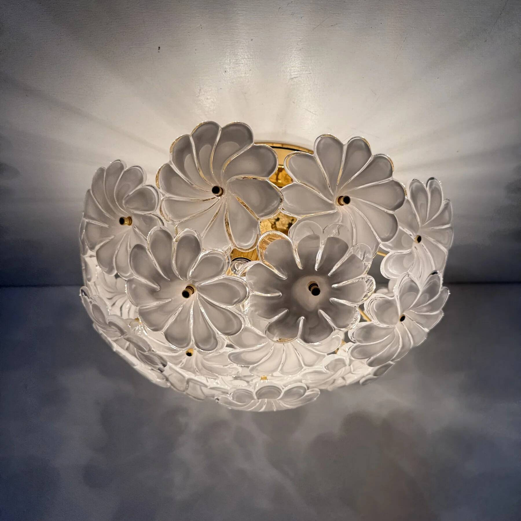 Plafonnier floral en verre blanc de Murano, italien, des années 1970.