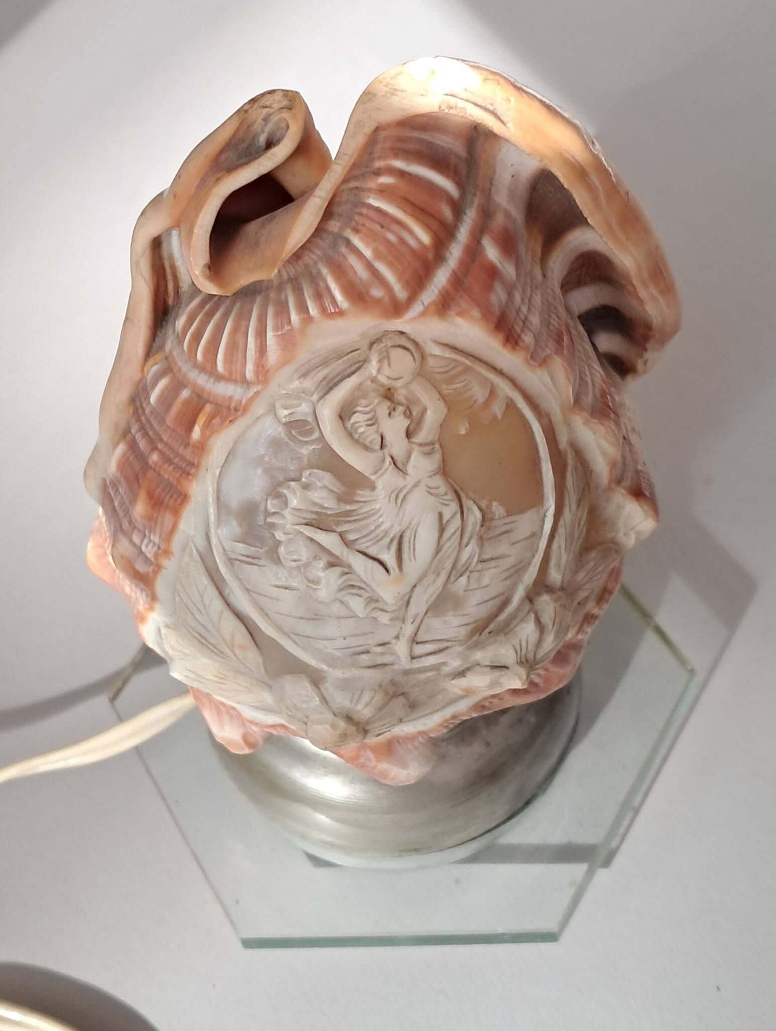 Old shell-shaped night lamp carved in cameo, Art Deco.