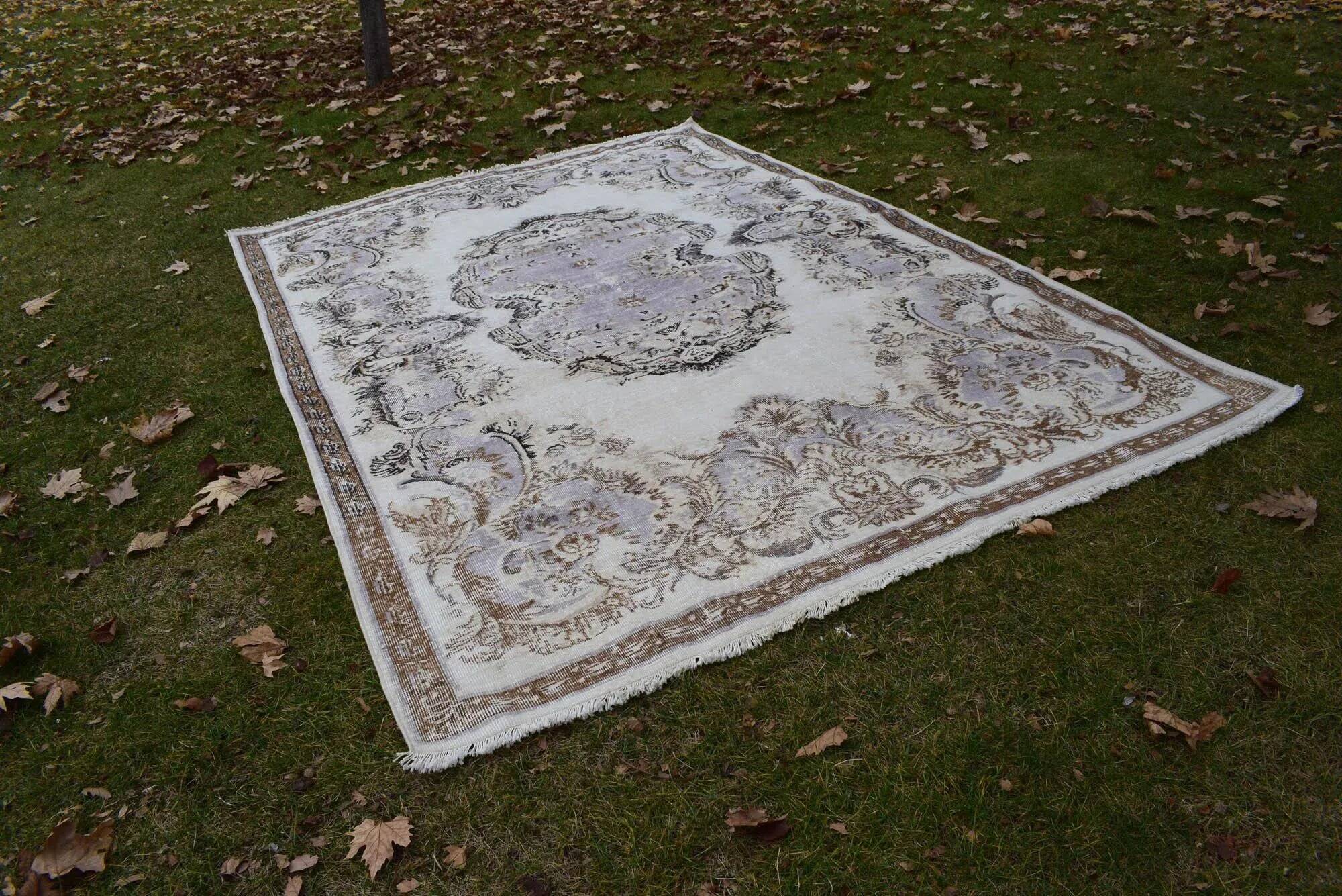 Vintage handmade Turkish rug 210x314 cm