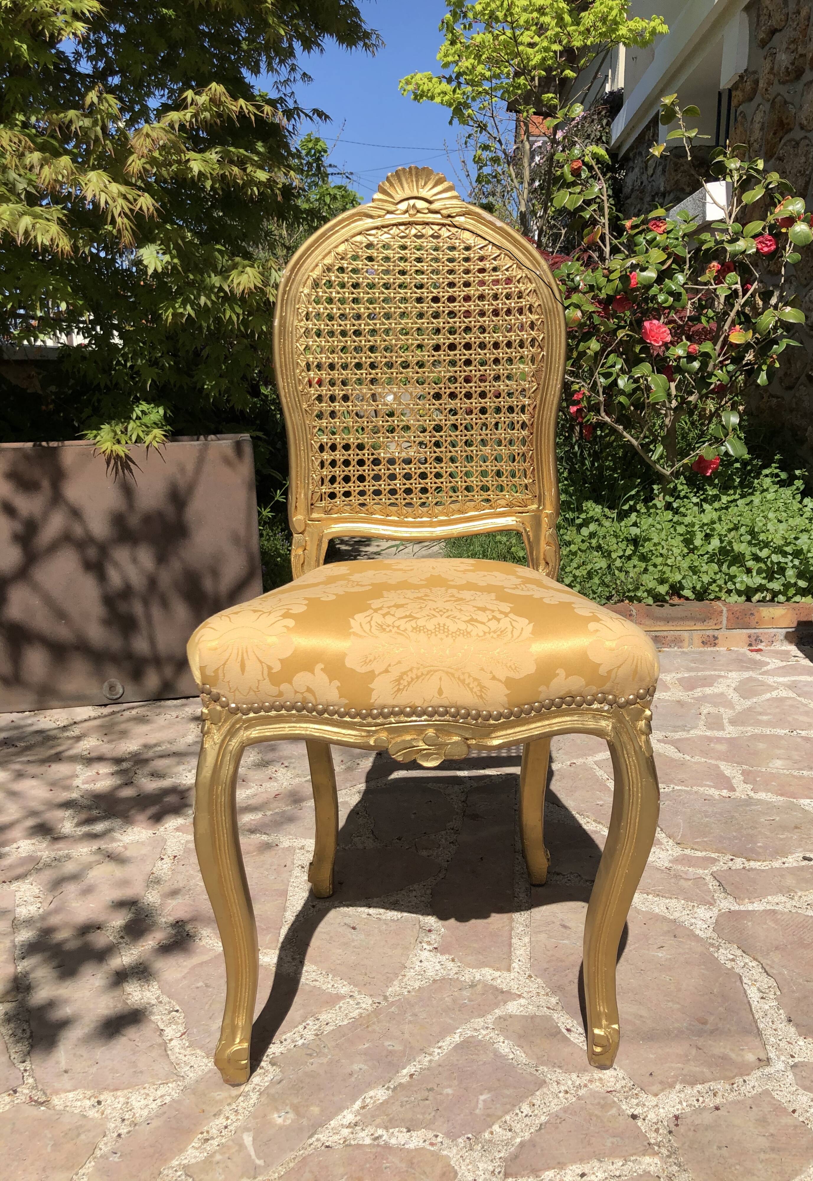 Chaise en bois doré