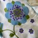 Nappe 70's "flower power" bleue & violette - 150x180 cm - polycoton