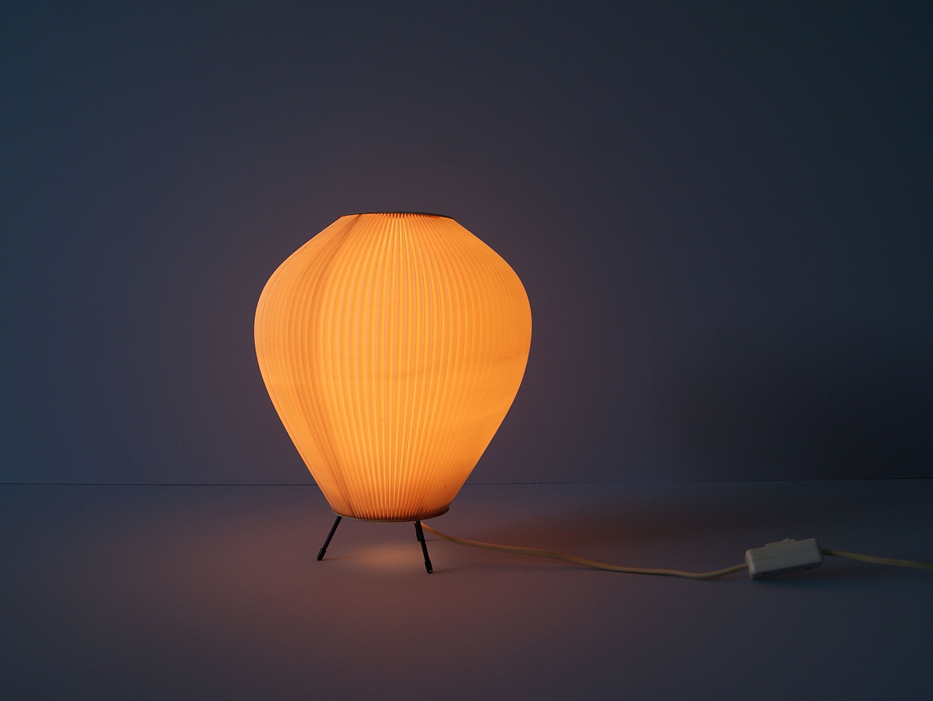 Cocoon lamp with pink pleated shade, 50's lighting