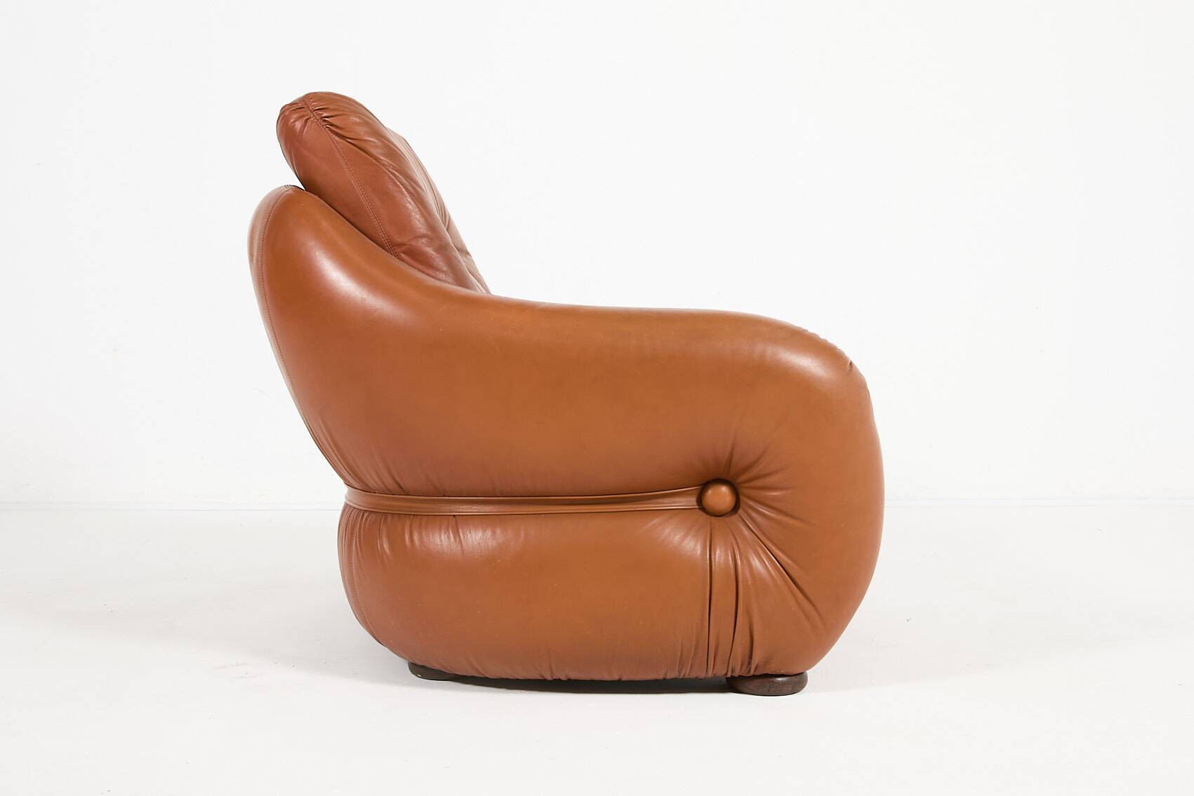 Sculptural Italian design leather lounge chair from 1960’s