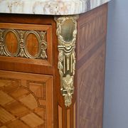 Commode Sauteuse en Marqueterie, style Transition Louis XV Louis XVI – Débu