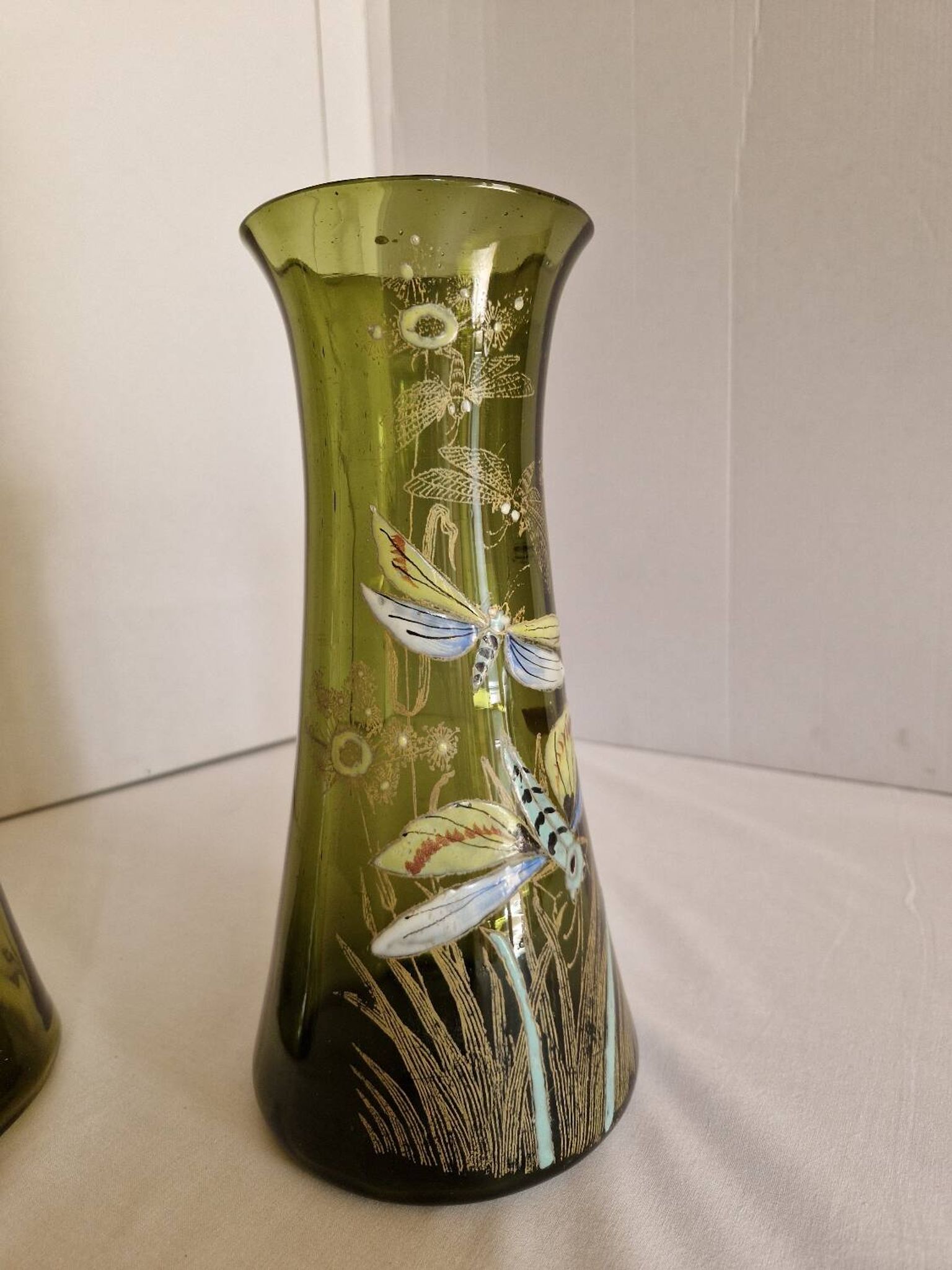 Paire de vases en verre émaillé avec libellule, attribués à Legras