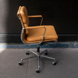 Armchair Soft Pad EA 217 by Charles & Ray Eames - Vitra