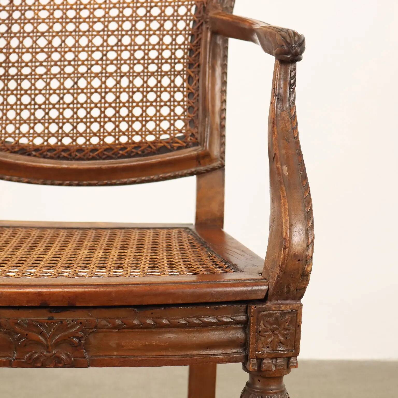 Fauteuil ancien de style néoclassique en noyer et hêtre, France '700