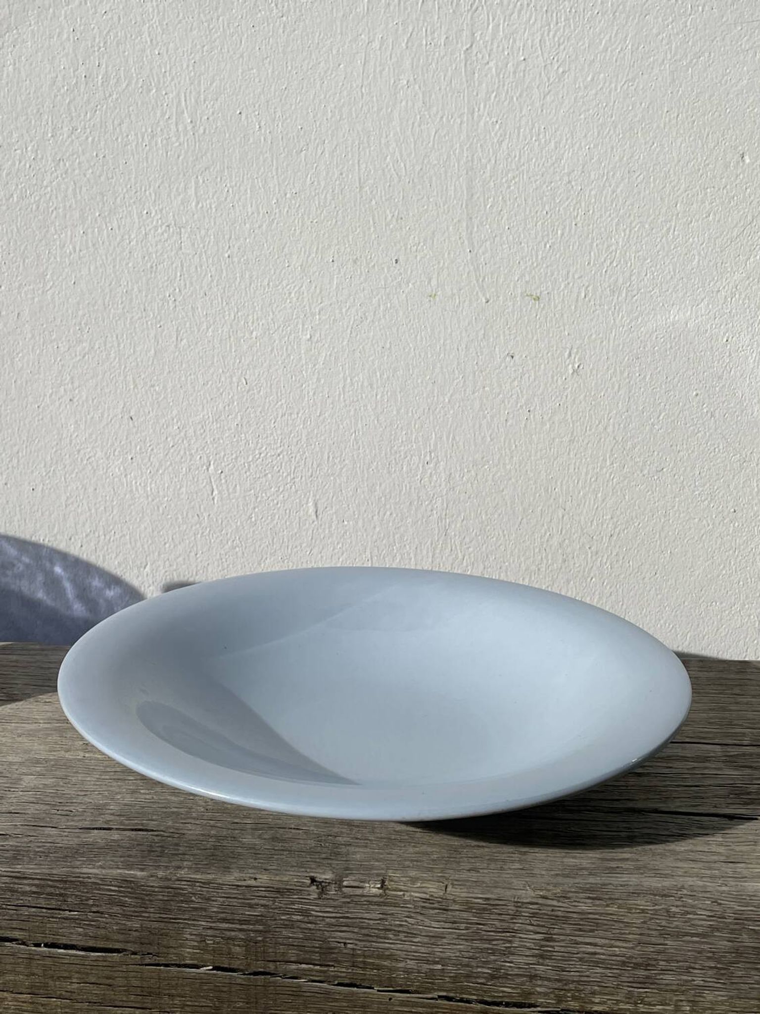Plat rond, moulin des loups bleu ciel en céramique