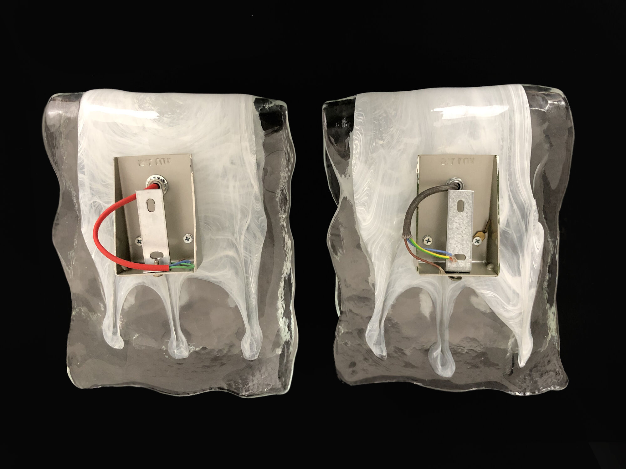 Pair of Murano Sil Lux wall sconces in alabaster glass and aluminum