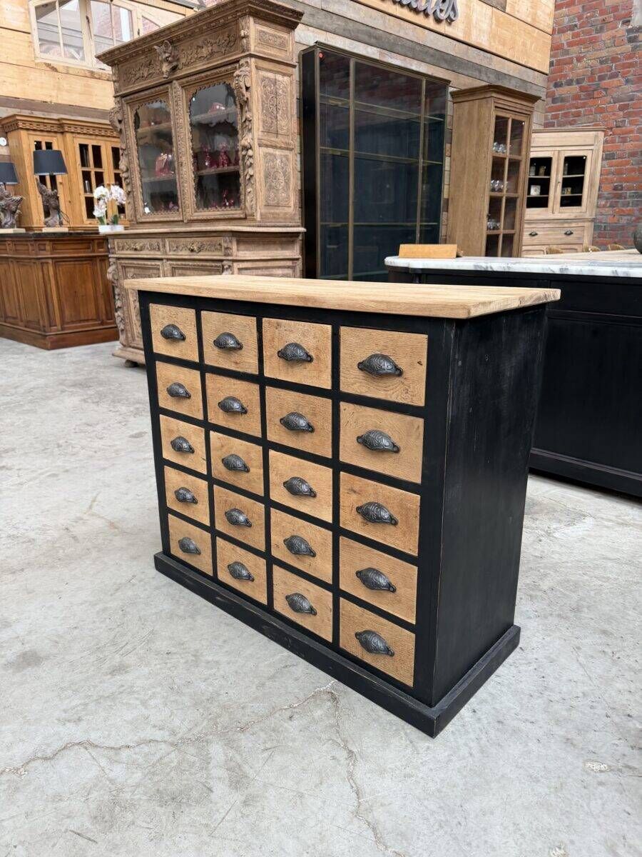 Workshop furniture with 20 drawers