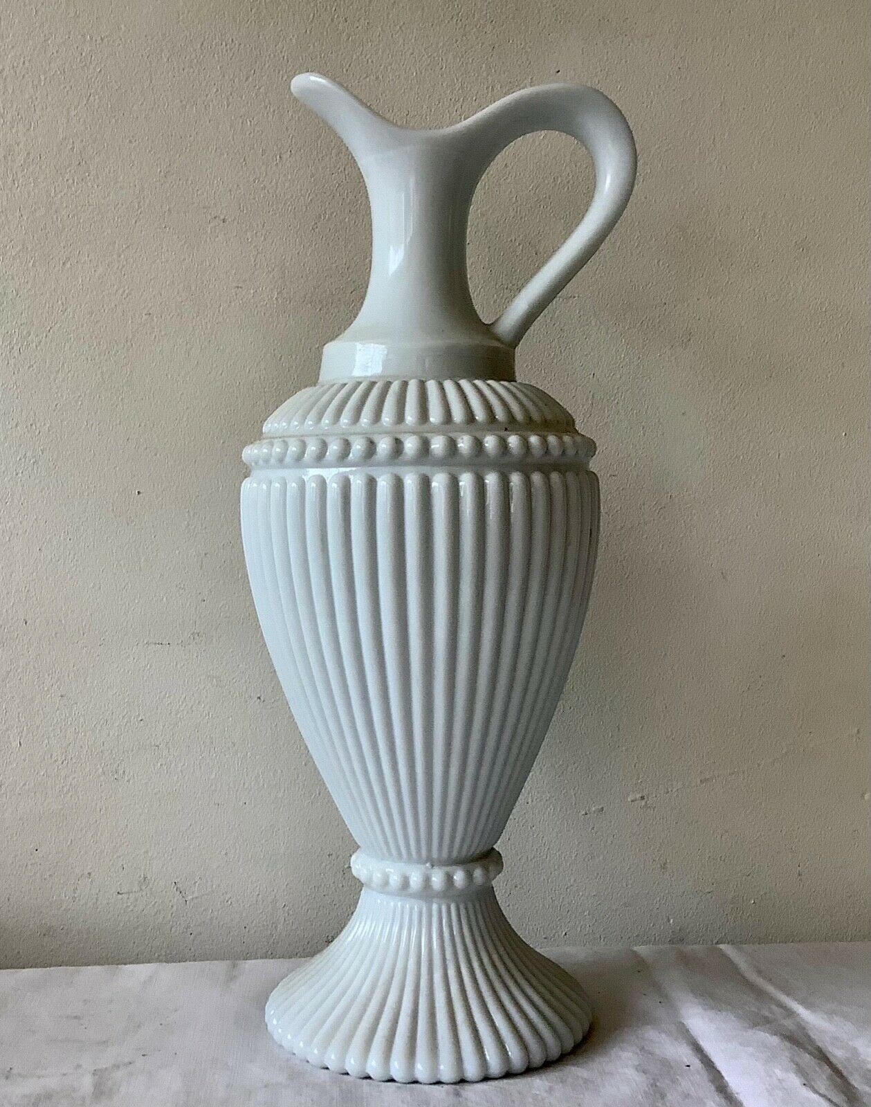 Carafe vase en opaline blanche