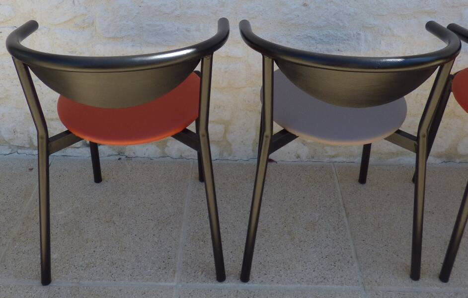 4 gondola-style chairs with a sturdy metal frame and faux leather.