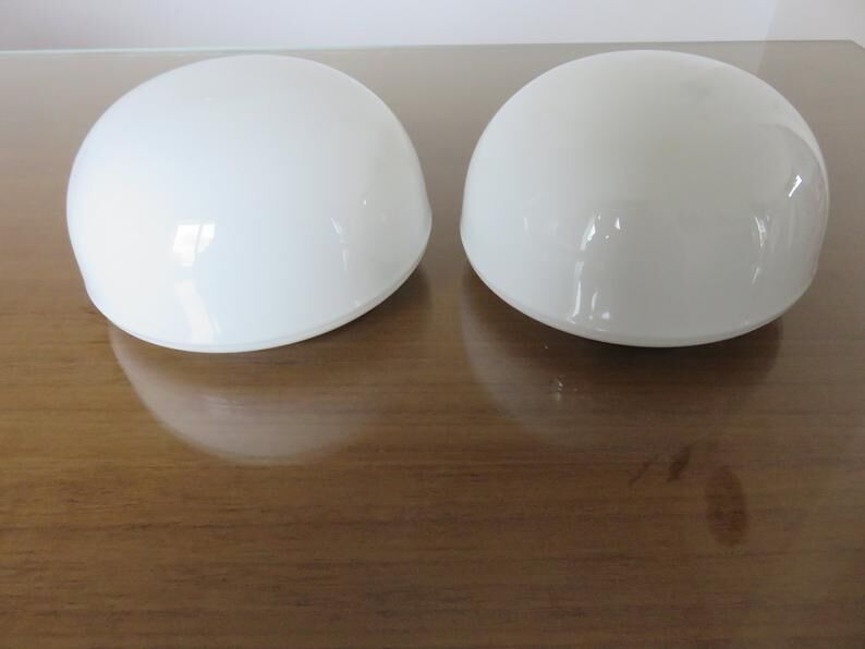 Paire d'appliques " pilule " en opaline blanche années 60 70