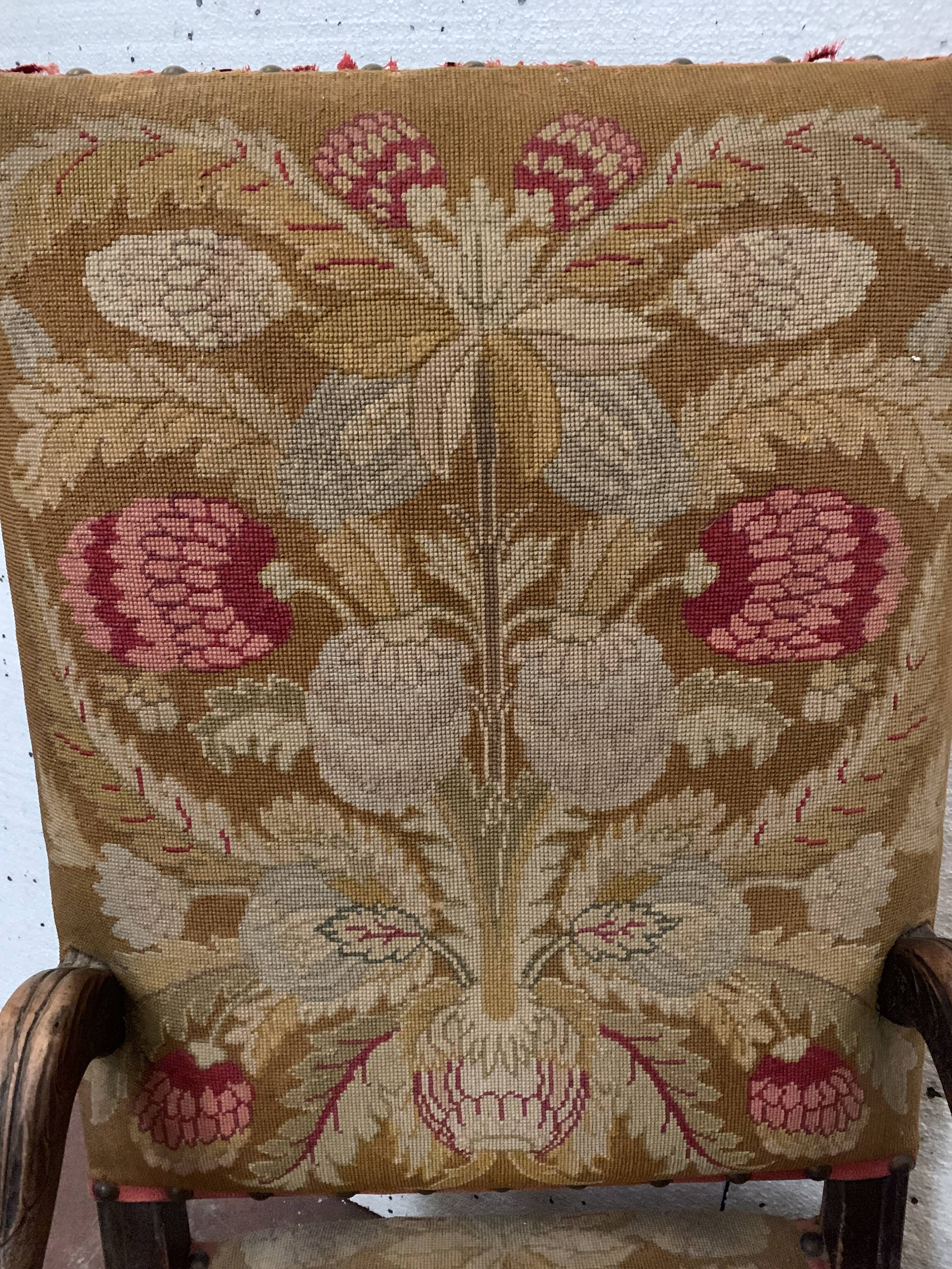 Fauteuil de style louis xiii en noyer massif xx siècle