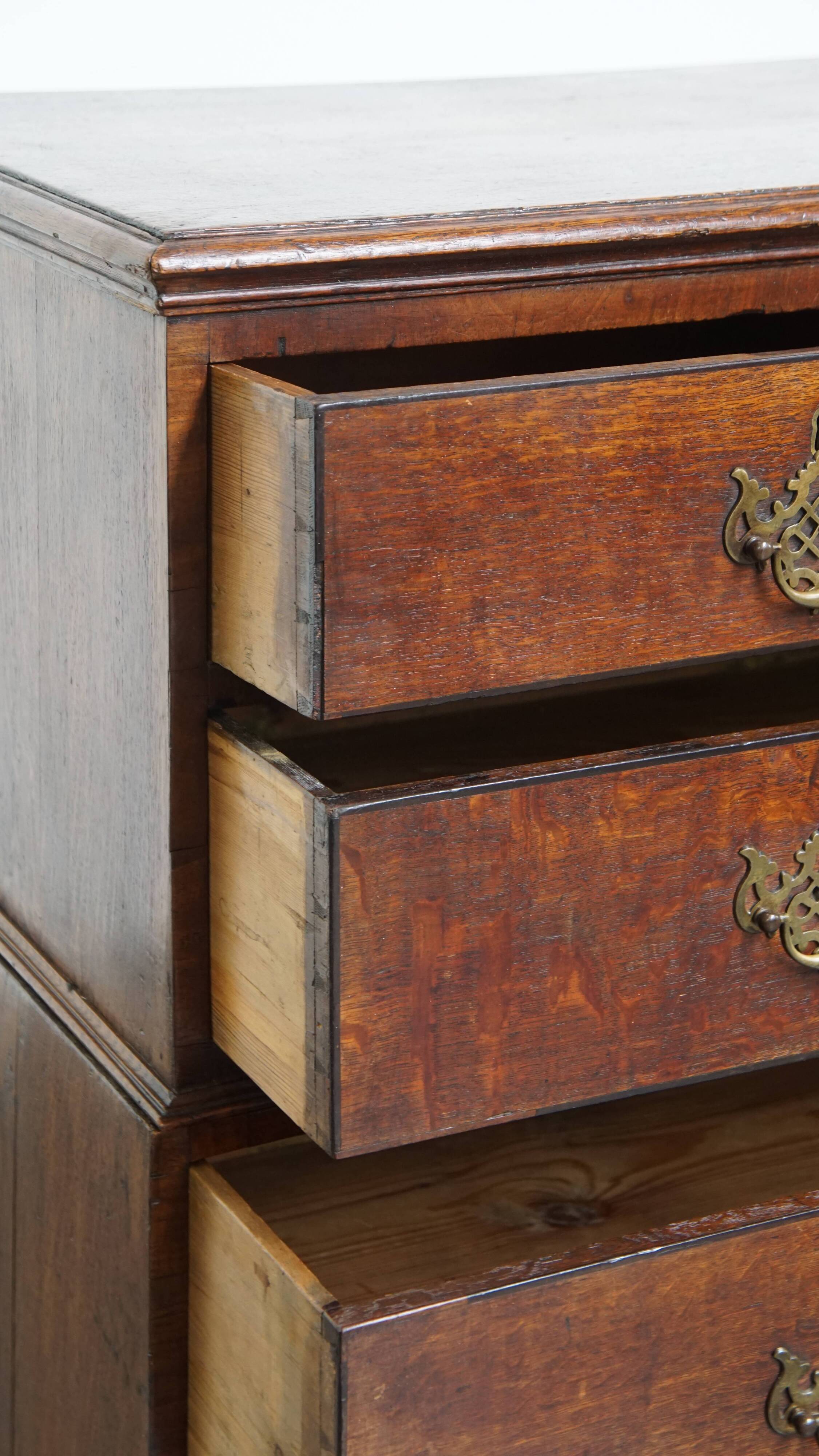 Antique English Chest of Drawers / Chest-on-Chest from the 18th Century