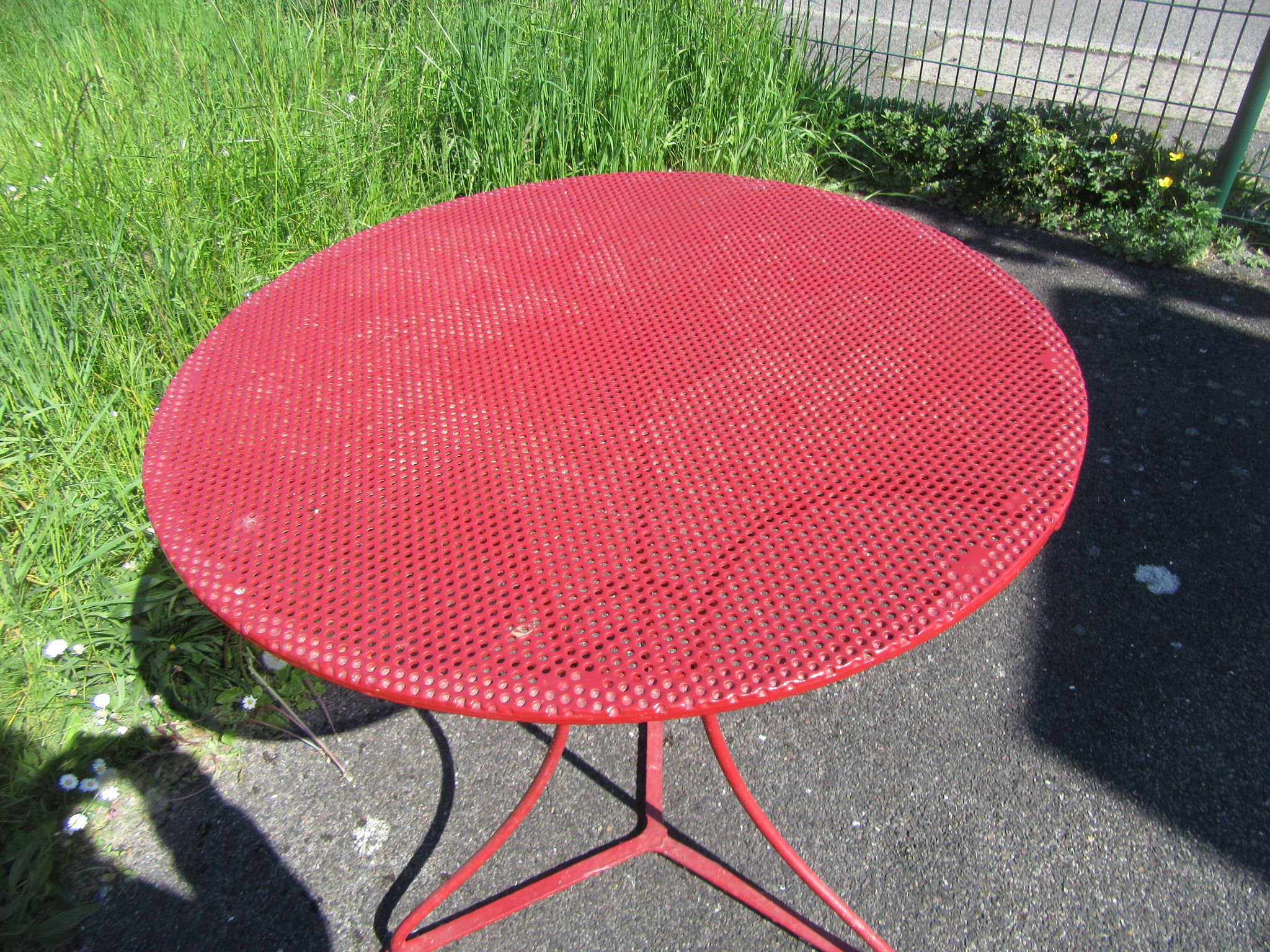 Gueridon en fer forgé ancien repeint rouge bordeaux
