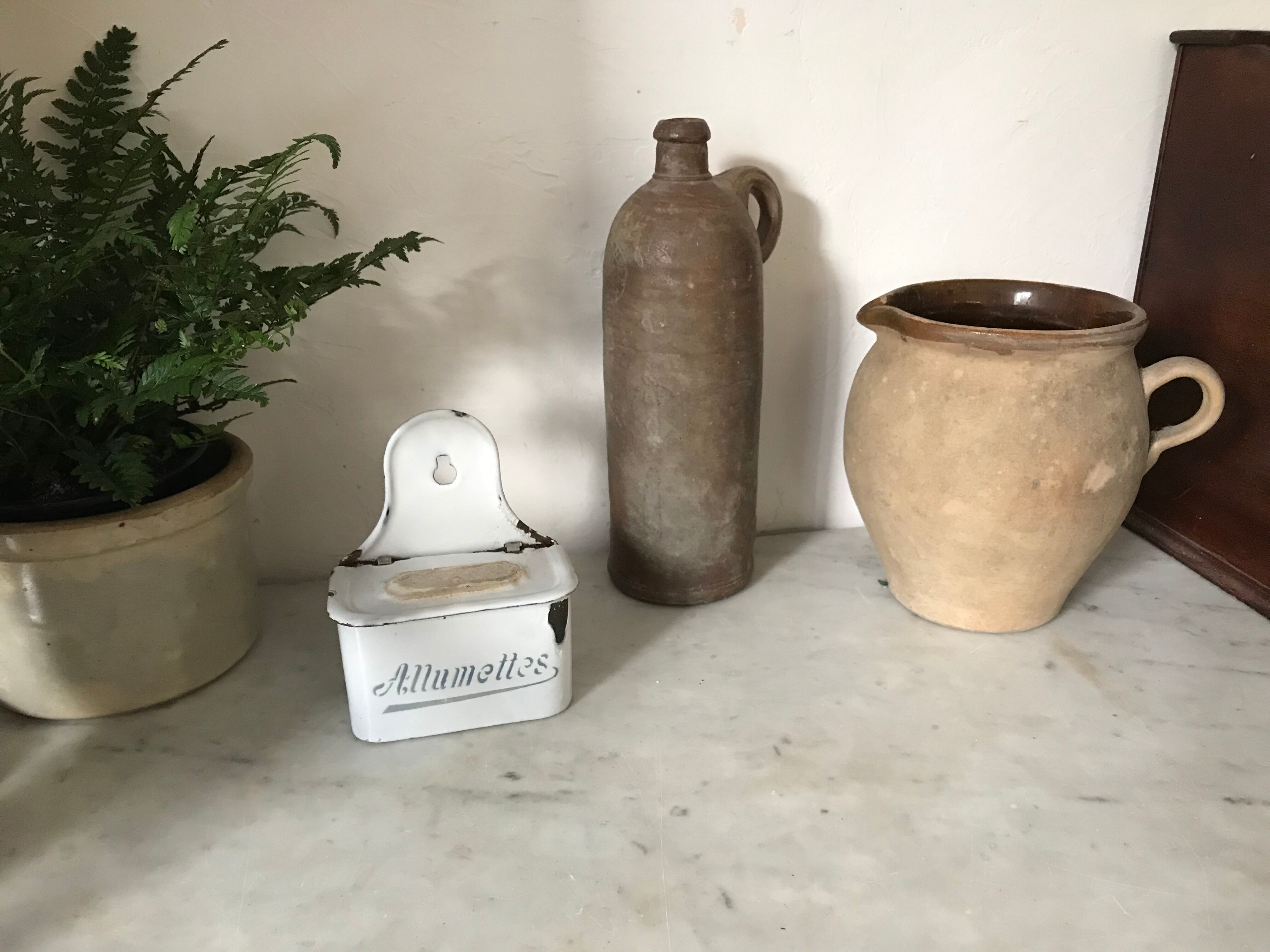 Matchbox in enamelled sheet metal