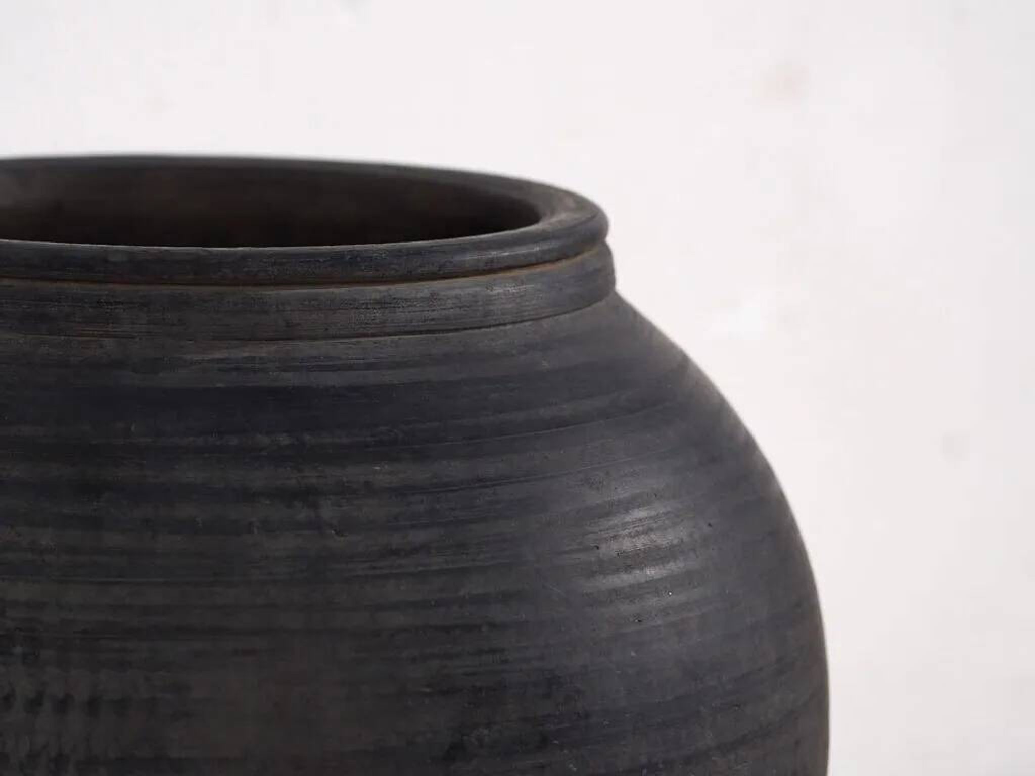 Vase ancien dans des tons sombres (c.1900) #3